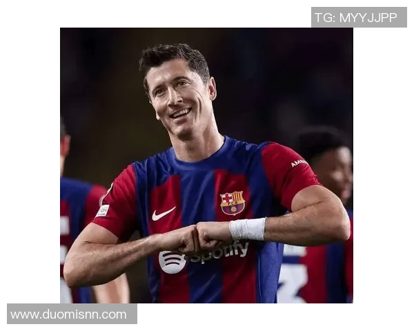 足球明星头像莱万展现独特魅力与风采引领球迷热潮